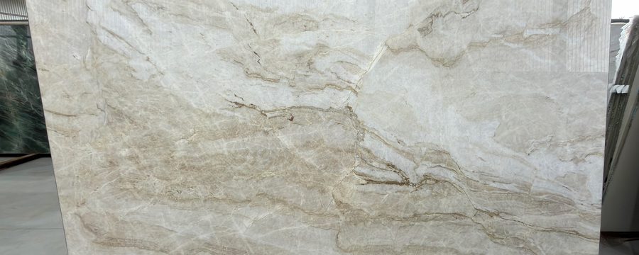 Chapa de superfície ultracompacta de tom claro e uniforme